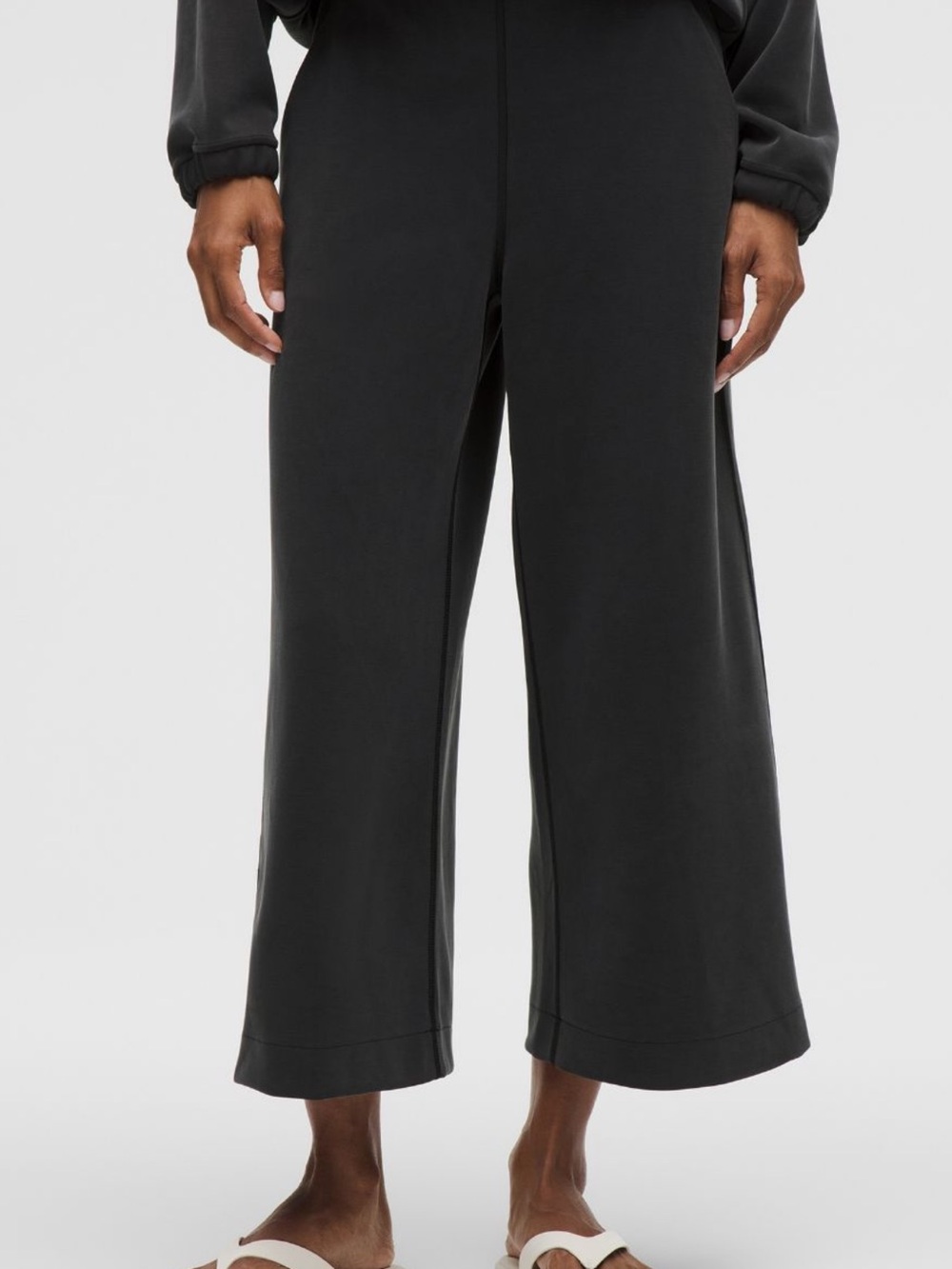Lululemon Softstream Wide-Leg Cropped Pant. Size 8